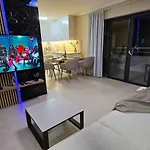 Beachfront Premium With Sunset, Pools & Sea View Apartman